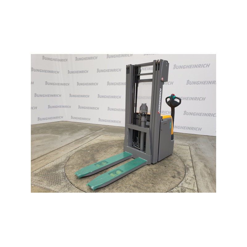 Käyden ajettava pinontavaunu EJC 220, 2000 kg