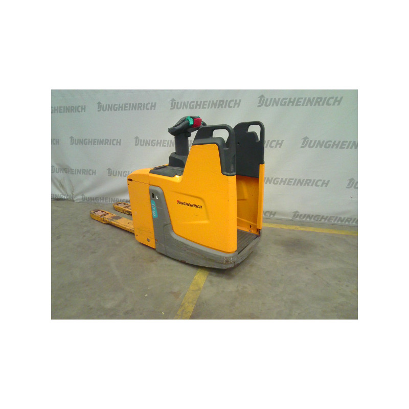 Käytetty lavansiirtäjä kiinteällä ajotasolla | Jungheinrich Shop