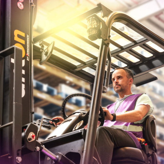 Sähkövastapainotrukki 4800 mm mastolla | AntOn by Jungheinrich