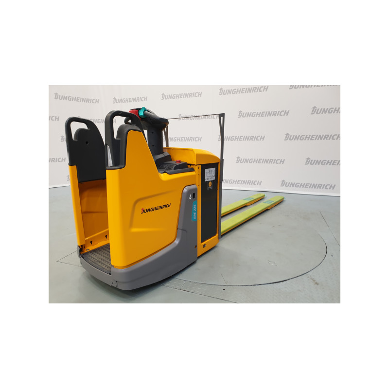 Kiinteä ajotasollinen lavansiirtäjä ERE 225, 2500 kg