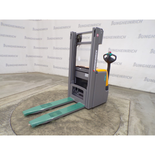 Käyden ajettava pinontavaunu EJC 216, 1600 kg